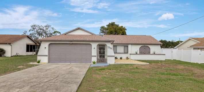 Charming 2-bedroom house with pool and fenced in backyard. Sleeps 8 スプリングヒルのホテル