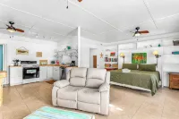 POMPANO Beach studio with pool. Lovely Couple's Getaway… Steps to beach - Beach