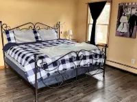 Spacious Hudson Valley retreat. Relax by the fire and enjoy the wildlife. Hotels in Marbletown