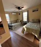 Welcome to Cozy Stone Cottage 3 bedrooms and 1 bathroom house. - 3 ดาว