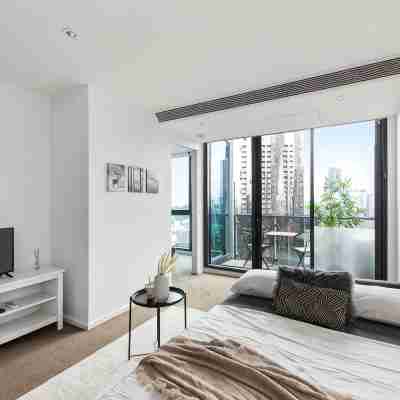 A Cozy 2BR Apt with Yarra Views, FREE Parking Rooms