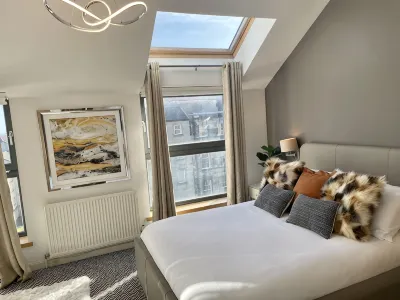 NEW LISTING 4BR Penthouse with Elevator, Stunning Views, Perfect City Location Hotel a Broughton