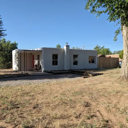 Stylish Adobe house, private yard & parking in downtown Cortez