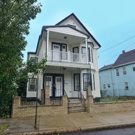 Boston Luxury Home, Free parking, 5 mins to the Casino, 10 minutes to airport.