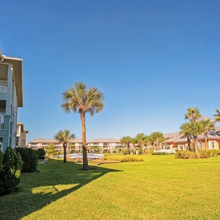 Beachside Condo - Family Friendly & just a short block away from the ocean.