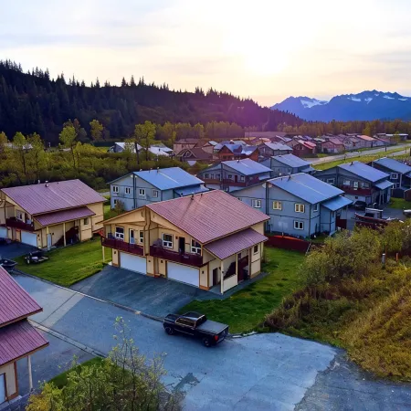 Sauna - Heated Garage - Great Location - Mountain Views - Quiet Neighborhood