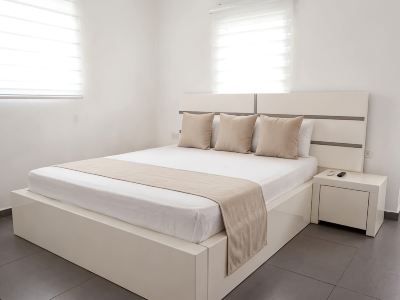 Bright 2BR Rooftop Walk to Beach
