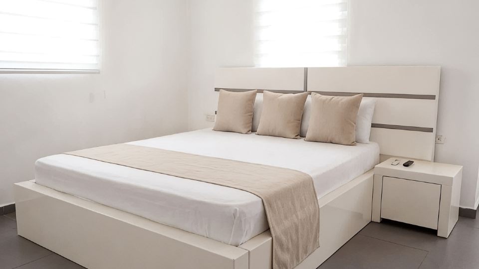 Bright 2BR Rooftop Walk to Beach