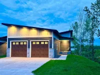 Stunning Sunrise Home | Waterfront |  Sauna | Views | Dogs | Trail Access - บังกะโล