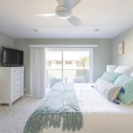 Steps to Sand, Luxury Family Townhome with Central A/C BBQ Crib Resort Amenities