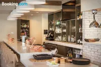 Hilton Garden Inn Davis Downtown - bar