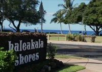 Penthouse Retreat Steps to Beach. Sweeping Ocean Views, Designer 5 Star Escape - 4-Star