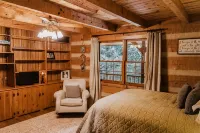 Real Log Cabin + 34 acres + Creek + Barn + Easy Access + Nantahala Forest! - 4-Sterne