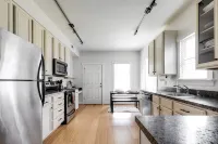 Charming Manchester Gem with Fenced Backyard & Off-Street Parking - 3-Sterne