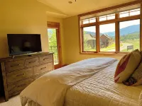 Cozy Home steps from Town Center, with a Stunning View of the Mountains! - 4つ星