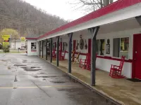 A Holiday Motel - Maggie Valley