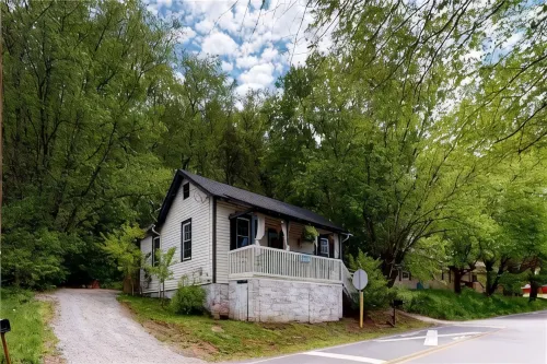 1920s bungalow near river, 8 min to DT AVL! - Wifi