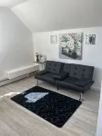 Studio Apt with kitchen,Living room, bathroom & bedroom, near Griffith hospital - อพาร์ทเม้นท์