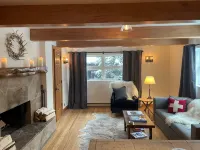 Chalet Chic 2-Bedroom + Queen Sofa Bed, 2.5 Blocks to Central Gondola - 4 ดาว