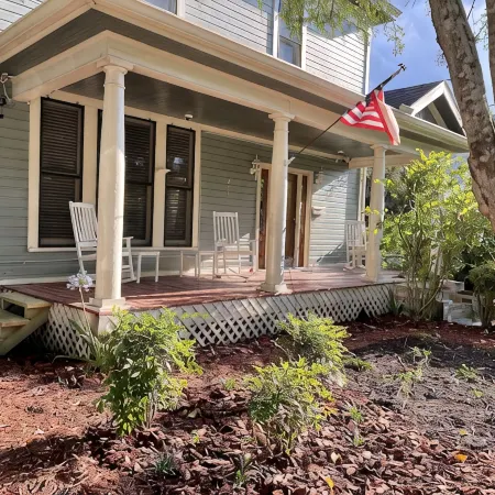 2/2 Apt downtown in restored historic home yr 1891