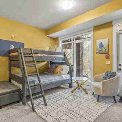 M6- sleeps 15, 5BR + 4.5BA+Hot-tub, AC, garage townhome, Canmore Rooms