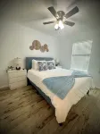 Completely renovated luxury home. Putt putt golf, bocce, etc.  Walk to downtown! - บังกะโล