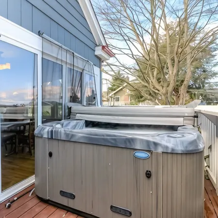 Old Town Tacoma Hot Tub and Fireplace