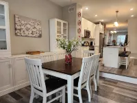 Cozy Home Away From Home Sleeps 8, has 3 bthrms, & lots of amenities to enjoy! - บังกะโล
