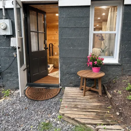 Cozy Rustic Walkout Basement Cabin in Historic Harpers Ferry