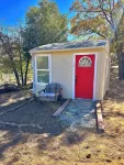 Cozy and Quiet Tiny House Cottage with Skylight 2 Minutes from Main Street - Wifi