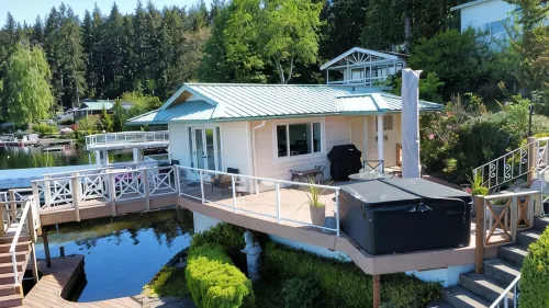 Lake Goodwin特色帶私人熱水浴缸和船隻泊位湖濱木屋 - 小木屋