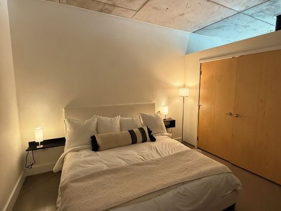 PH Condo. Amazing Views with Private Balcony. Walk to everything!