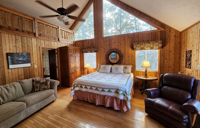 Beautiful family friendly 4 bedroom Resort Chalet with Fireplace