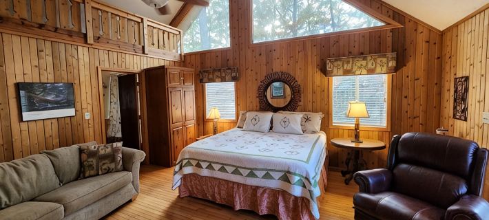 Beautiful family friendly 4 bedroom Resort Chalet with Fireplace Hotels in Harris County