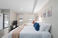 NEW! COZY Urban Oasis 4 BR 3 BA near NYC+Parking - 4-Star
