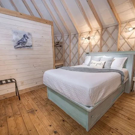 Blue Jay Yurt/Private Hot Tub/Cold A/C!! /River Access/Close to Town!