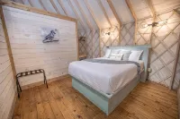 Blue Jay Yurt/Private Hot Tub/Cold A/C!! /River Access/Close to Town! - Chalets
