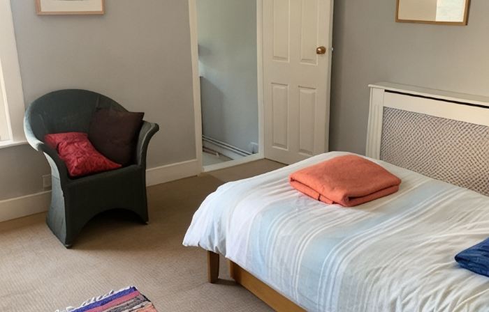 Two minutes from beach. Cosy pet-friendly cottage in cool location with garden.