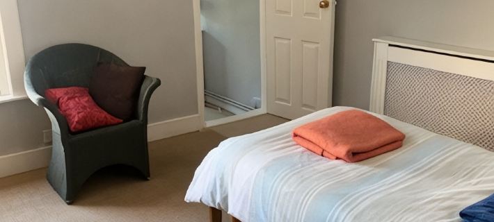 Two minutes from beach. Cosy pet-friendly cottage in cool location with garden. Отели в г. Уайтстейбл