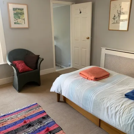 Two minutes from beach. Cosy pet-friendly cottage in cool location with garden.