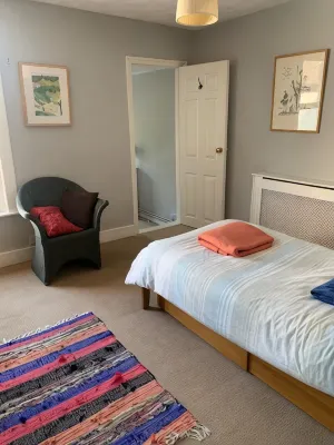 Two minutes from beach. Cosy pet-friendly cottage in cool location with garden. - Bintang 3