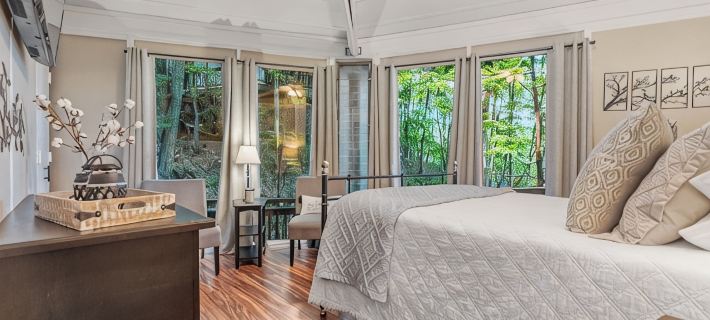 Treetop Getaway with AMAZING lake views! Ξενοδοχεία στην πόλη Pickens County