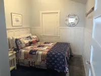 Adorable beach cabin within a few steps to a secluded beach! - Wifi