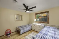 Lakefront Northwoods Winter/Summer Wonderland Updated 3 Bedroom House Sleeps 8 - 3-Star