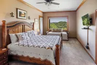 Finely Appointed Mtn Condo in Gated Resort, Only 4 Steps to get in, GREAT VIEW! - Pool