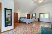 Creekside Cabin - Watkins Glen, Corning, Finger Lakes with Hot Tub - 4-Star