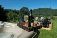 NEW!! Amazing Views & 2 porches. 2 Dens. Fire Pit. Hot Tub. Game Room. Smart TVs - 4 stjerner