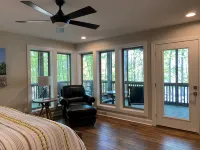 New to VRBO! Spacious Home with Multiple Porches and Private Dock - Balkoner