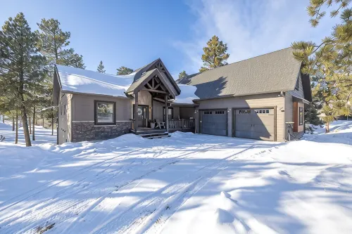 6 King Bedrooms, swim spa hot tub, paved roads, close to trails - Boutique