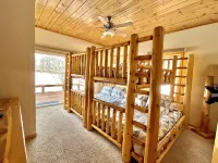 Stunning Lakehouse with hot tub & tree house - Hytter